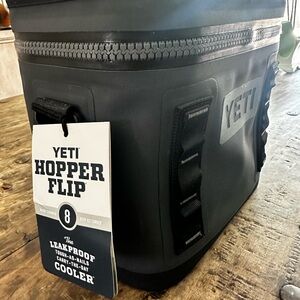 YETI Hopper Flip 8 in Charcoal Gray